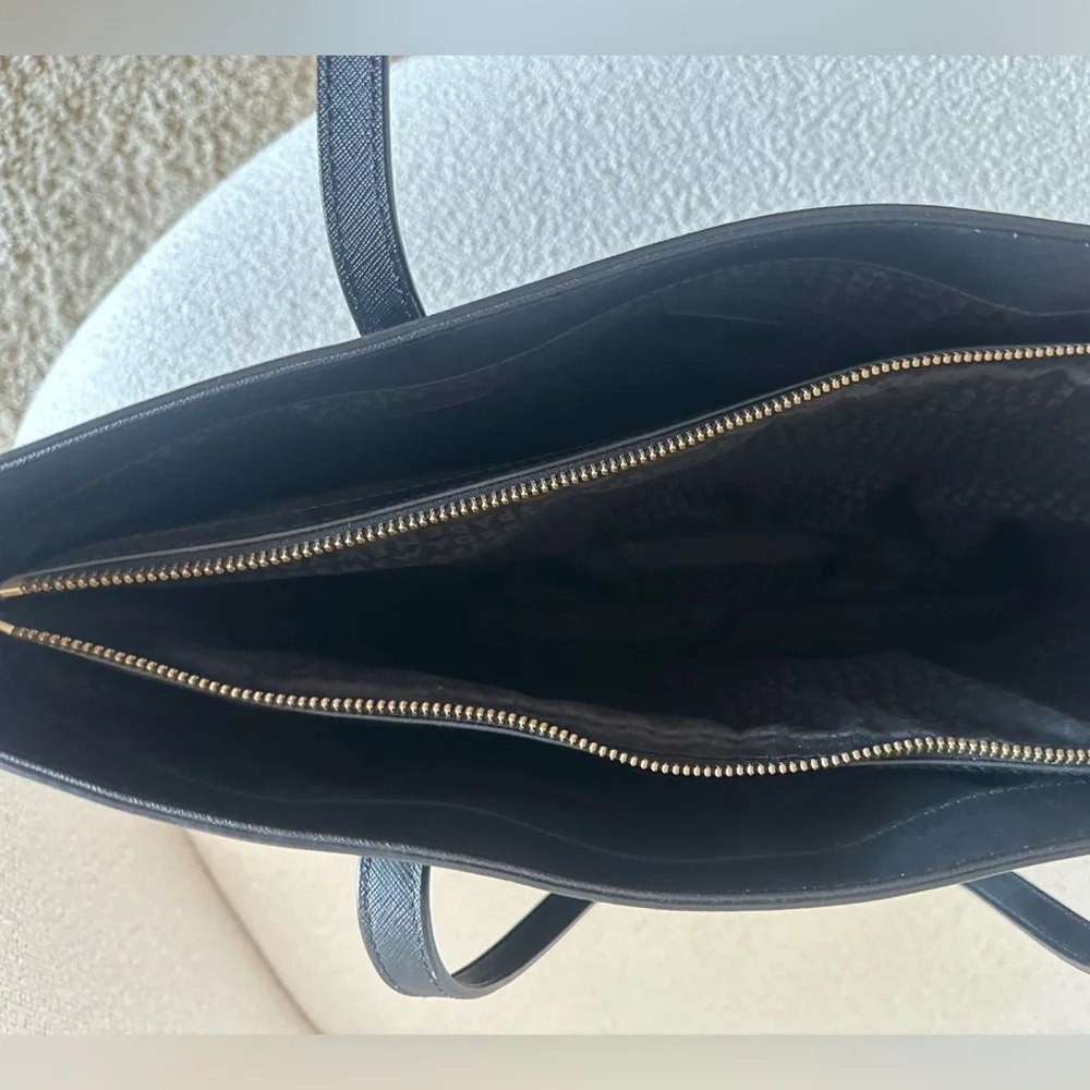 Kate Spade - large black purse. Great condition. Perfect for fall and winter